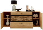 Frontale Ansicht eines Sideboards aus Holz mit offenen Türen und Schubladen, dekoriert mit einer Lampe und modernen Accessoires.