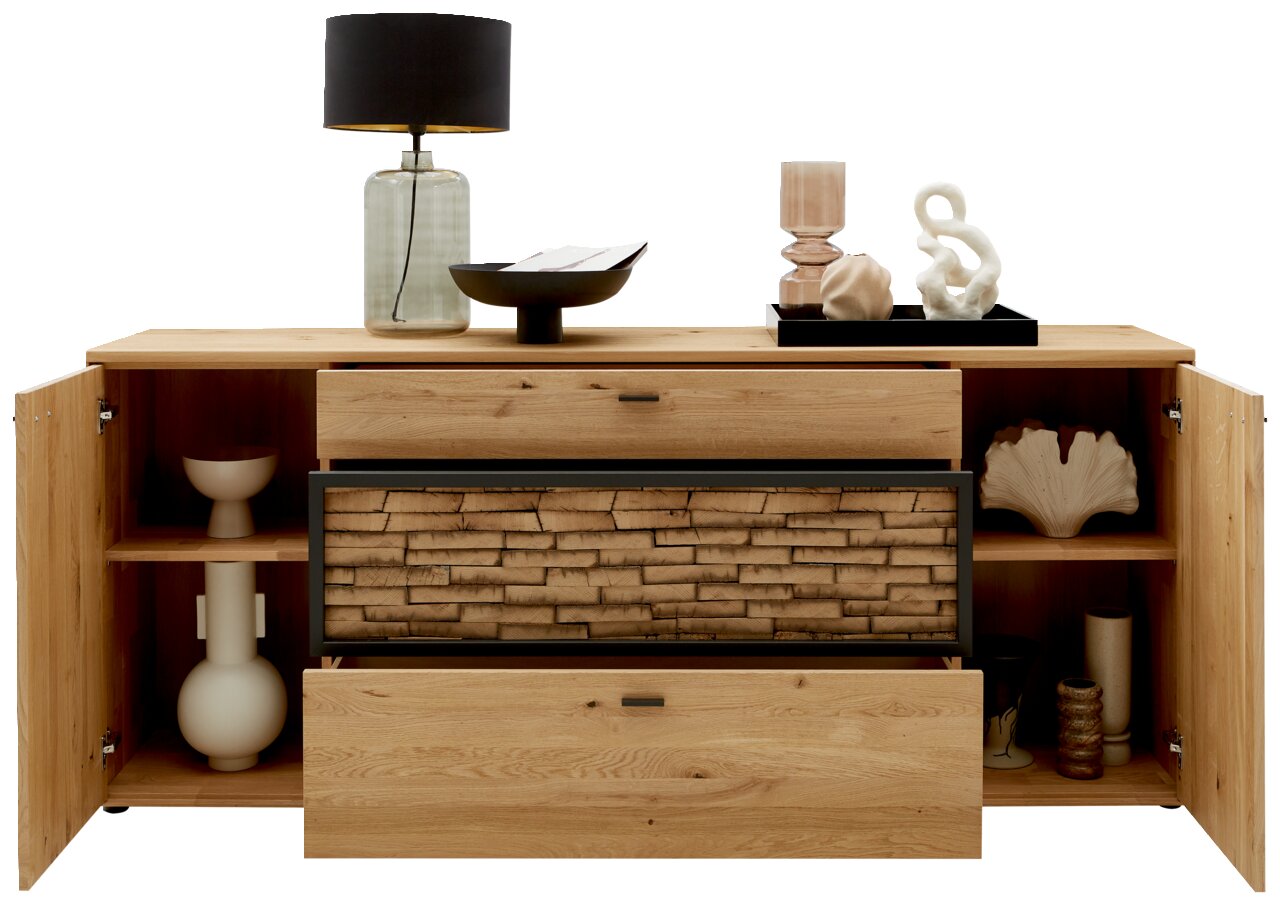 Frontale Ansicht eines Sideboards aus Holz mit offenen Türen und Schubladen, dekoriert mit einer Lampe und modernen Accessoires.
