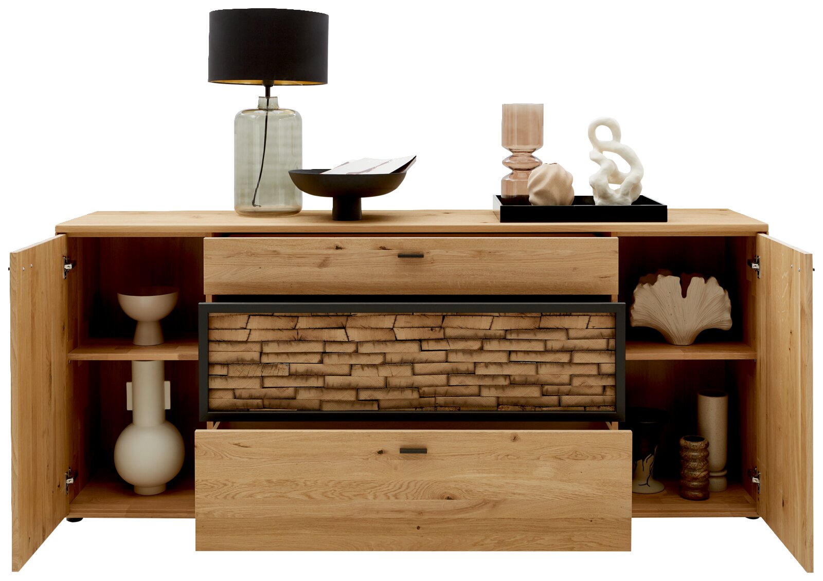 Vooraanzicht van een houten dressoir met open deuren en lades, versierd met een lamp en moderne accessoires.
