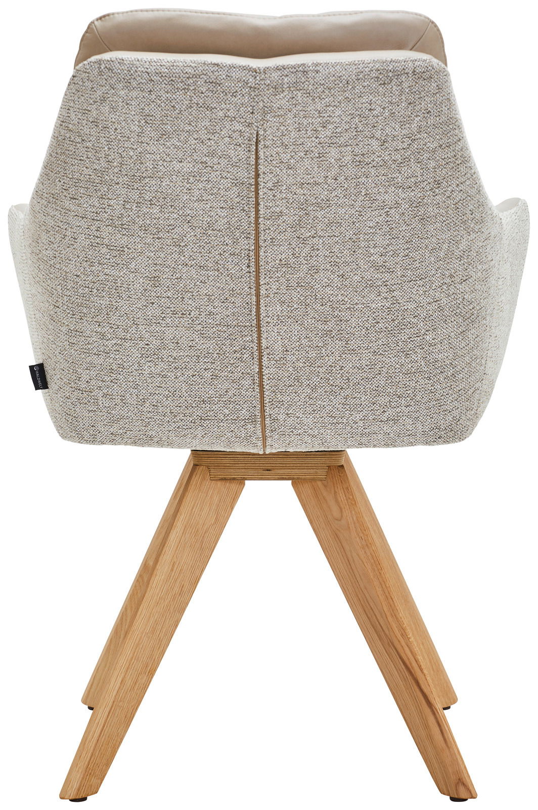 Rückansicht eines Armlehnstuhls mit hellgrauem Stoffbezug und Holzbeinen.