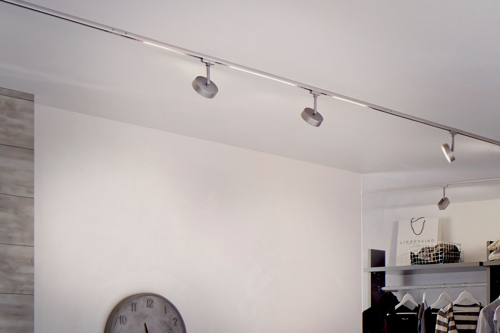 Schienenspot Circle in einem modernen Raum, von unten fotografiert, mit mehreren Spots an einer Schiene an der Decke montiert.