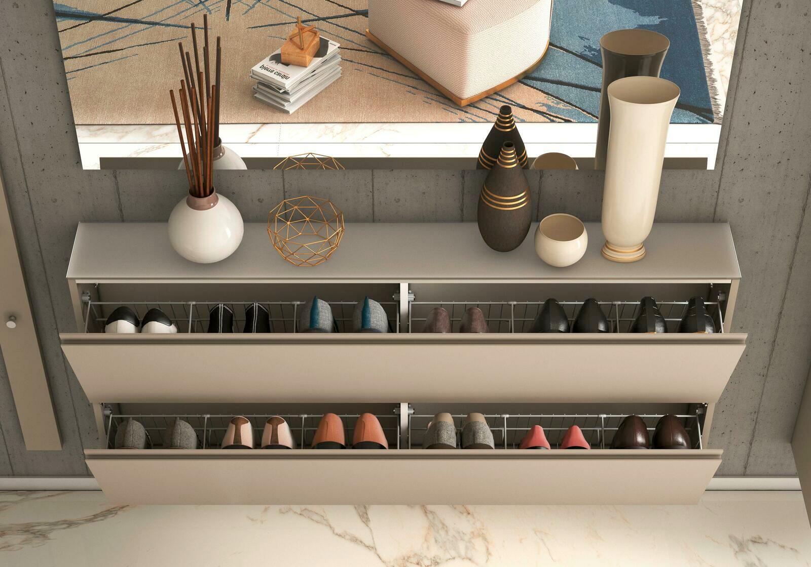 Moderano XL-Hängeschuhschrank LECCO in moderner, minimalistischer Gestaltung, aus der Vogelperspektive fotografiert. Der Schrank ist mit Schuhen gefüllt und dekorativen Vasen und Objekten auf der Oberseite.