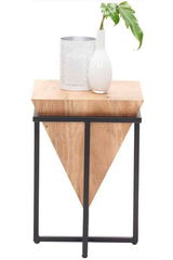 Moderner Beistelltisch mit dreieckigem Holzdesign und schwarzem Metallrahmen, von vorne gesehen, dekoriert mit einer weißen Vase und einem silbernen Behälter.