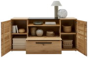 Massives Holz-Sideboard/Kommode mit drei geöffneten Klapptüren, mittigem Auszug und Regalfächern, dekoriert mit Vasen, Büchern und Körben, frontal aus leicht erhöhter Perspektive.