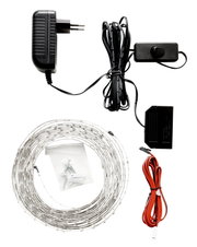 Set met LED-lichtstrip, inclusief voeding, kabels, schakelaar en bevestigingsmateriaal, bovenaanzicht op een witte achtergrond