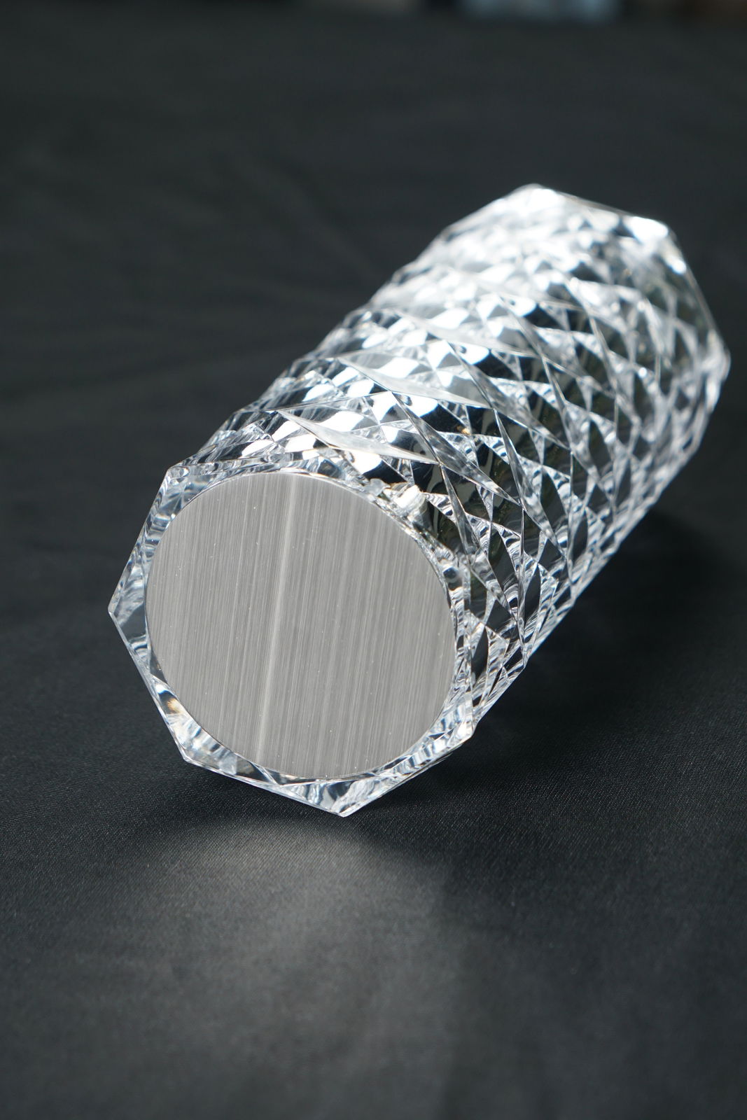 Nahaufnahme einer LED-Dekoleuchte mit facettiertem, kristallartigem Design auf schwarzem Hintergrund, seitliche Perspektive.