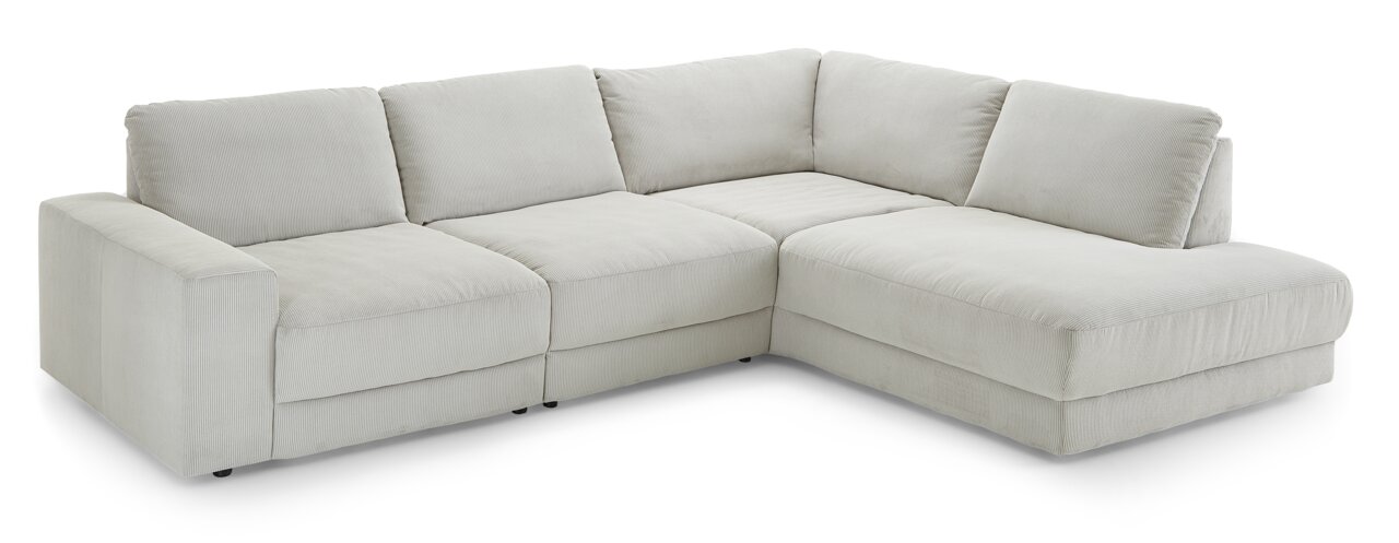 Zurbrüggen Ecksofa HAMBURG Eckgarnitur in hellem Stoff, perspektivisch von vorne links fotografiert.