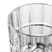 Nahaufnahme eines facettierten Whiskyglases SPIRITII 360 ml aus klarem Glas, von oben betrachtet.