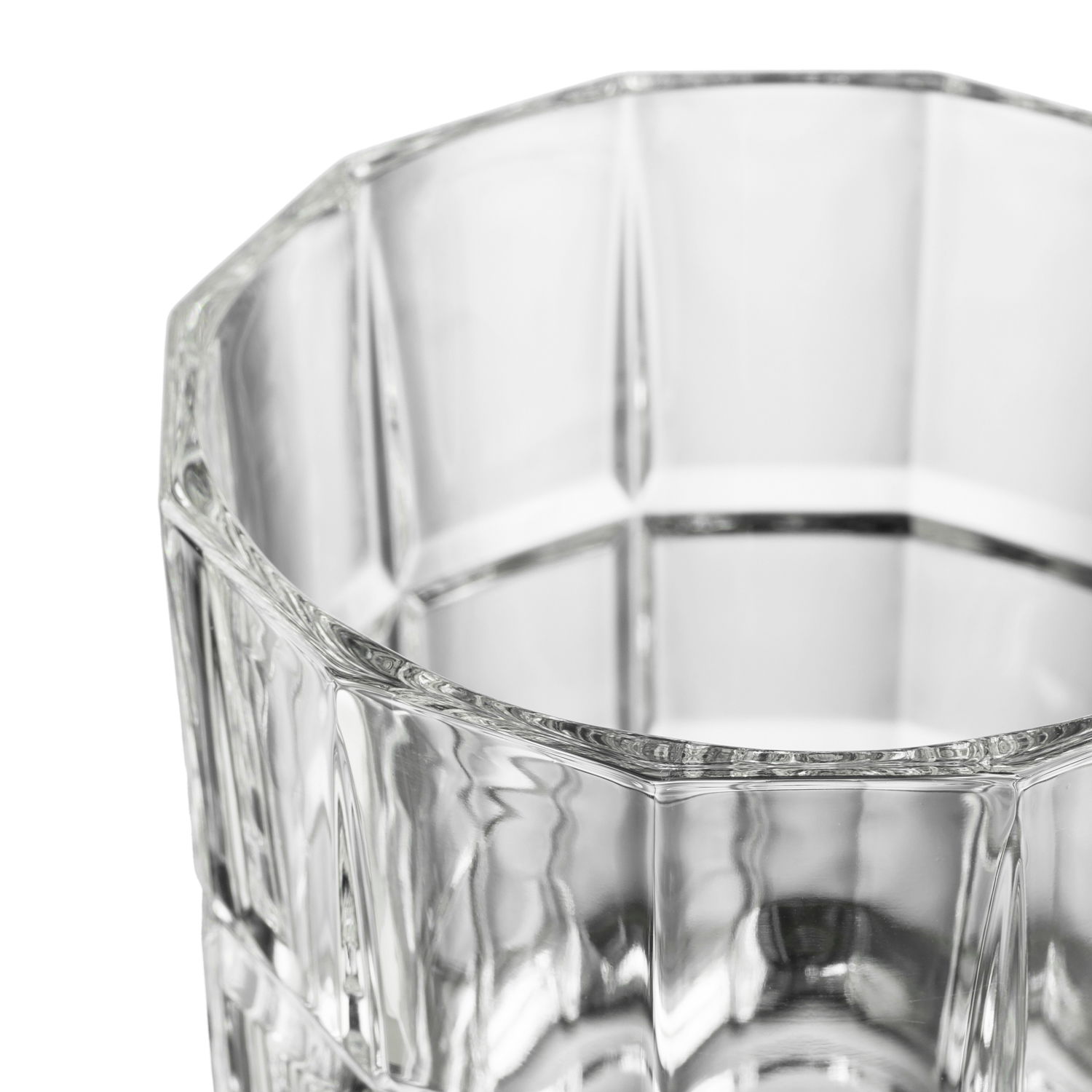 Nahaufnahme eines facettierten Whiskyglases SPIRITII 360 ml aus klarem Glas, von oben betrachtet.