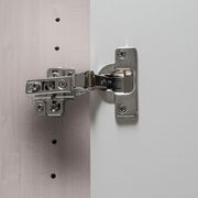 Nahaufnahme eines Scharniers an einem Drehtürenschrank, seitliche Perspektive