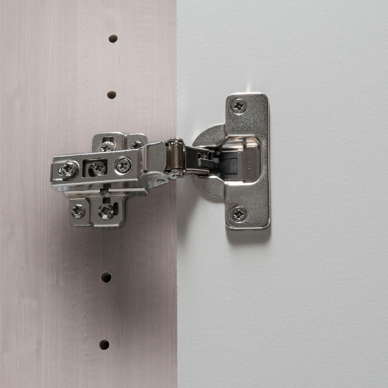 Nahaufnahme eines Scharniers an einem Drehtürenschrank, seitliche Perspektive