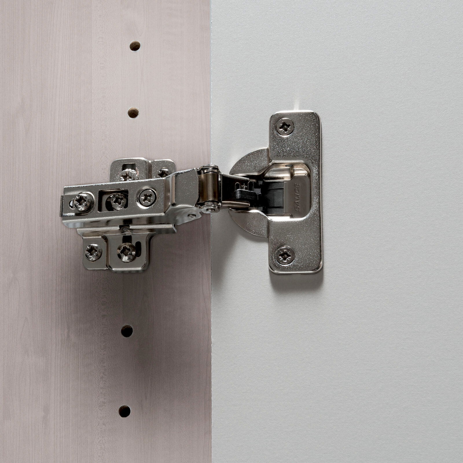 Nahaufnahme eines Scharniers an einem Drehtürenschrank, seitliche Perspektive