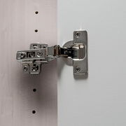 Nahaufnahme eines Scharniers an einem Drehtürenschrank, seitliche Perspektive