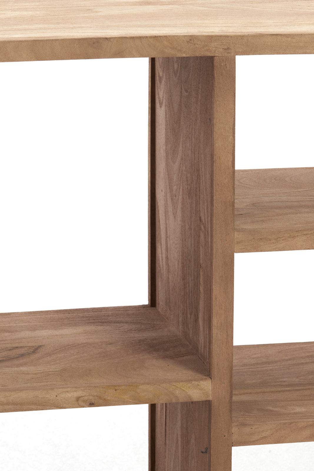 Nahaufnahme eines Standregals aus Holz, seitliche Perspektive