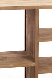Close-up van een houten staande boekenkast, zijaanzicht