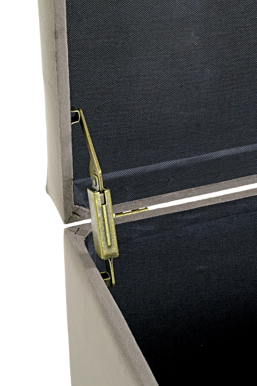 Nahaufnahme eines Polstermöbels mit grauem Stoffbezug und goldfarbenem Metallbeschlag/Scharnier, Seitenansicht der Verbindung zwischen Sitz- und Rückenbereich