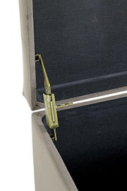 Nahaufnahme eines Polstermöbels mit grauem Stoffbezug und goldfarbenem Metallbeschlag/Scharnier, Seitenansicht der Verbindung zwischen Sitz- und Rückenbereich
