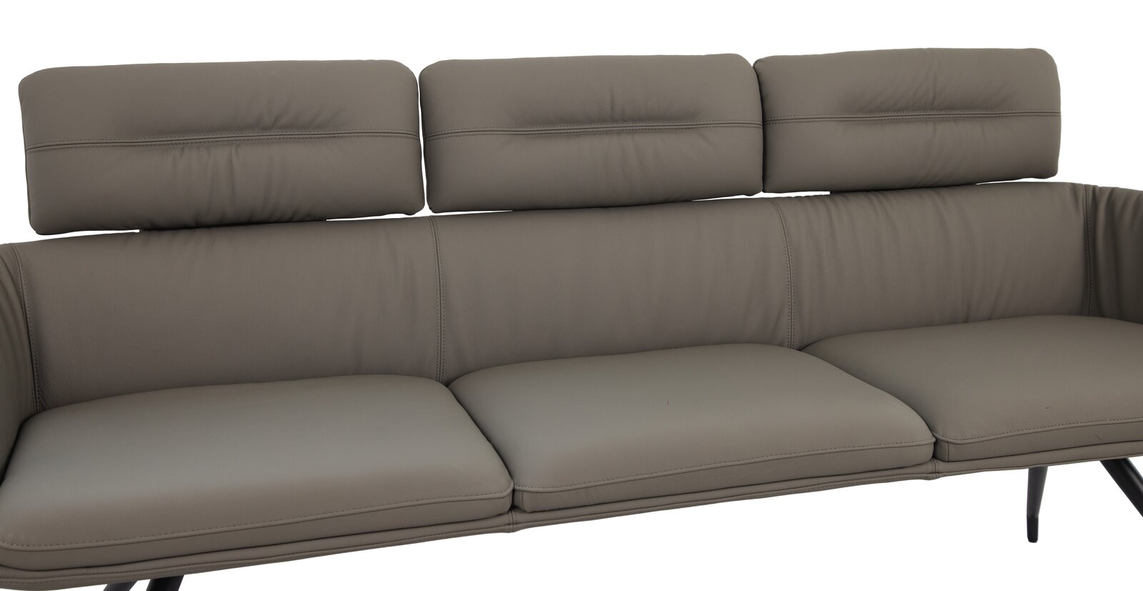 Graue Sitzbank mit drei gepolsterten Rückenkissen, seitliche Perspektive