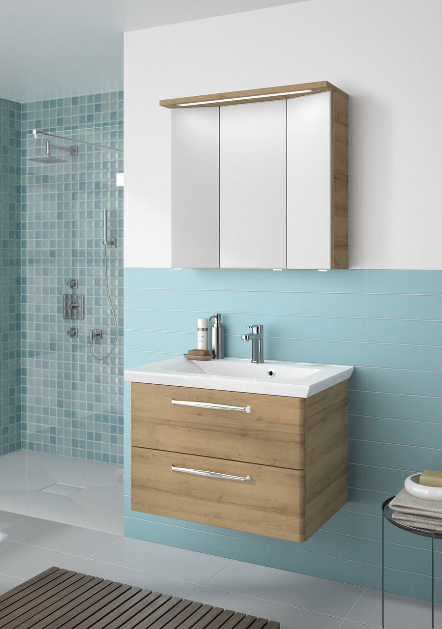 Moderner Badblock mit Holzoptik und weißem Waschbecken, frontal betrachtet. Darüber ein passender Spiegelschrank mit integrierter Beleuchtung.