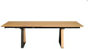 Moderne eettafel van hout met metalen poten, gezien van voren