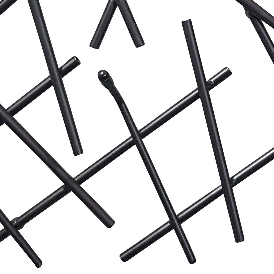 Schwarze Wandgarderobe aus Metallstäben in diagonaler Anordnung, Draufsicht