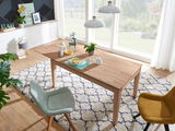 Esstisch aus Holz in einem modernen Esszimmer, von oben fotografiert, mit Dekorationen und Stühlen.