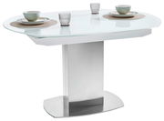 Moderner Esstisch mit ovaler Glasplatte und zentralem Metallfuß, seitliche Perspektive