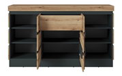 Vooraanzicht van een modern dressoir met open deuren en lades, uitgevoerd in hout en donkergroen.