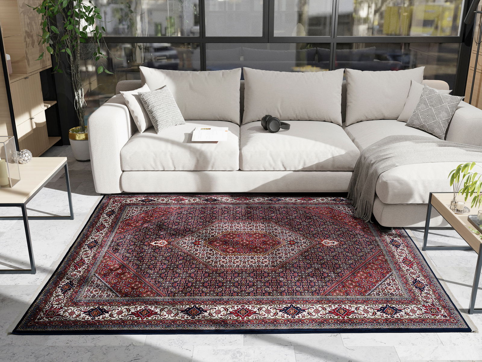 Orientteppich in einem modernen Wohnzimmer, von oben betrachtet, mit einem hellen Sofa und großen Fenstern im Hintergrund.