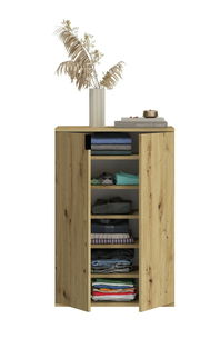 Holzkommode mit geöffneter Tür, gefüllt mit gefalteter Kleidung, dekoriert mit einer Vase und Büchern auf der Oberseite, Frontalansicht