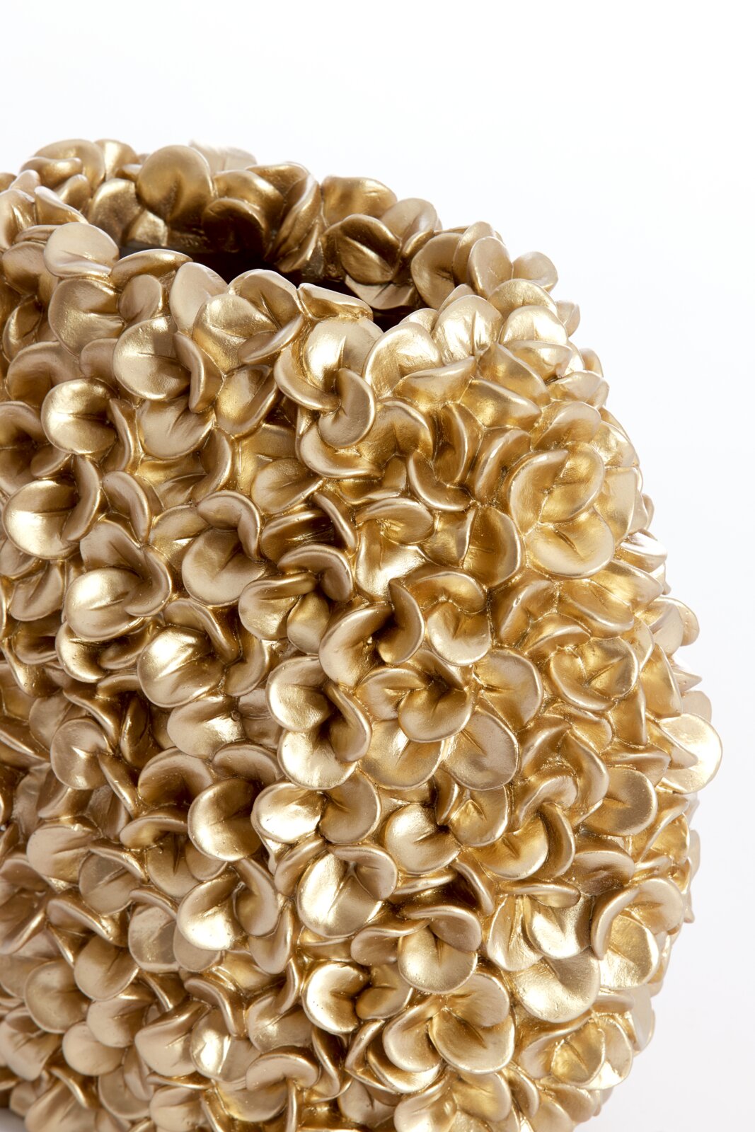 Nahaufnahme einer goldenen Vase mit blütenartiger Struktur, seitliche Perspektive