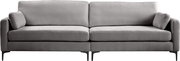 Graues 2-Sitzer-Sofa mit zwei großen Rückenkissen, zwei Sitzkissen, schmalen Armlehnen und schwarzen Metallfüßen, frontal von vorne fotografiert.