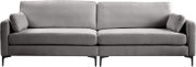 Graues 2-Sitzer-Sofa mit zwei großen Rückenkissen, zwei Sitzkissen, schmalen Armlehnen und schwarzen Metallfüßen, frontal von vorne fotografiert.