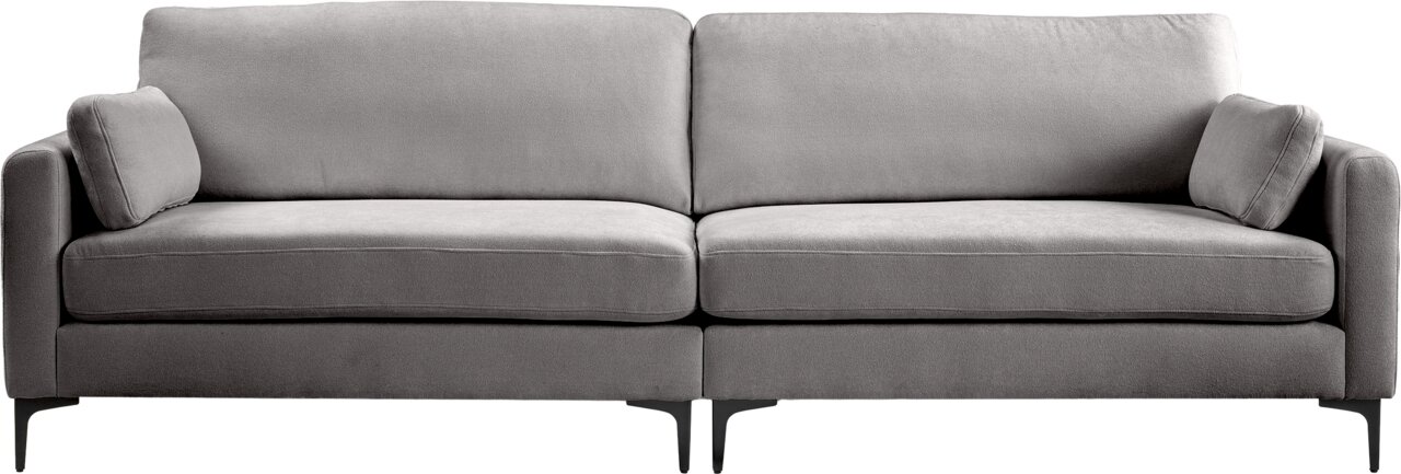 Graues 2-Sitzer-Sofa mit zwei großen Rückenkissen, zwei Sitzkissen, schmalen Armlehnen und schwarzen Metallfüßen, frontal von vorne fotografiert.