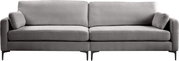 Graues 2-Sitzer-Sofa mit zwei großen Rückenkissen, zwei Sitzkissen, schmalen Armlehnen und schwarzen Metallfüßen, frontal von vorne fotografiert.