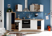Moderne Küchenzeile mit weißen und holzfarbenen Schränken, Edelstahl-Dunstabzugshaube und blauer Wand im Hintergrund, frontale Perspektive.