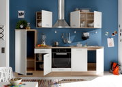 Moderne Küchenzeile mit weißen und holzfarbenen Schränken, Edelstahl-Dunstabzugshaube und blauer Wand im Hintergrund, frontale Perspektive.
