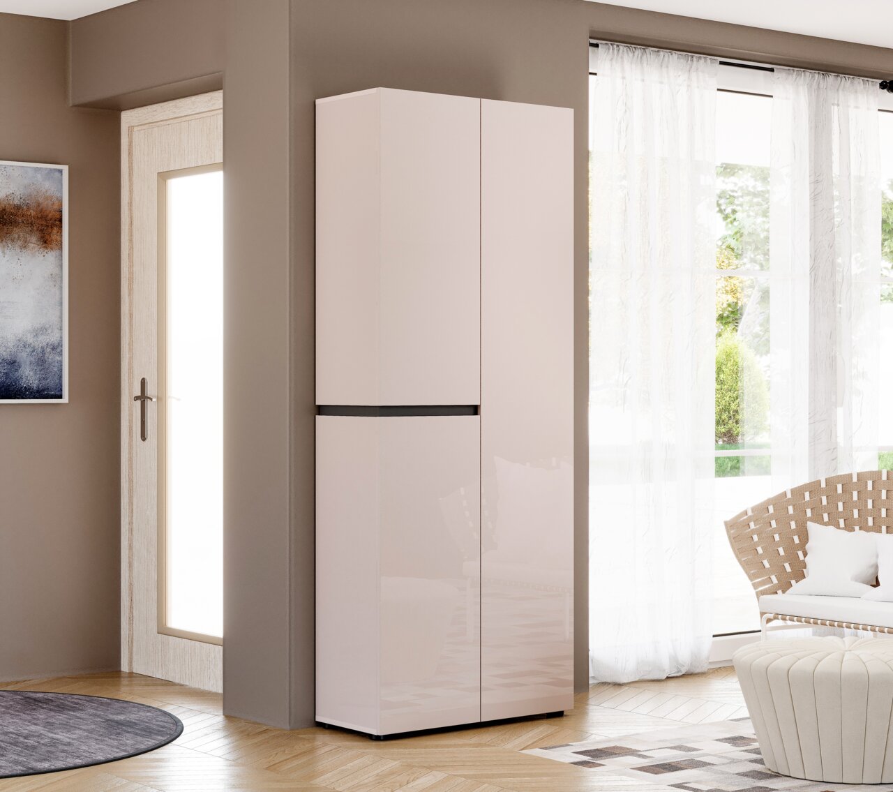 Hochglanz-Schrank in hellem Beige mit zwei Türen und mittlerer Griffleiste, freistehend in modernem Wohnraum neben Fenster mit Vorhängen, Perspektive: frontale Ansicht mit leichtem Blick von links