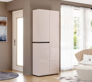 Hochglanz-Schrank in hellem Beige mit zwei Türen und mittlerer Griffleiste, freistehend in modernem Wohnraum neben Fenster mit Vorhängen, Perspektive: frontale Ansicht mit leichtem Blick von links