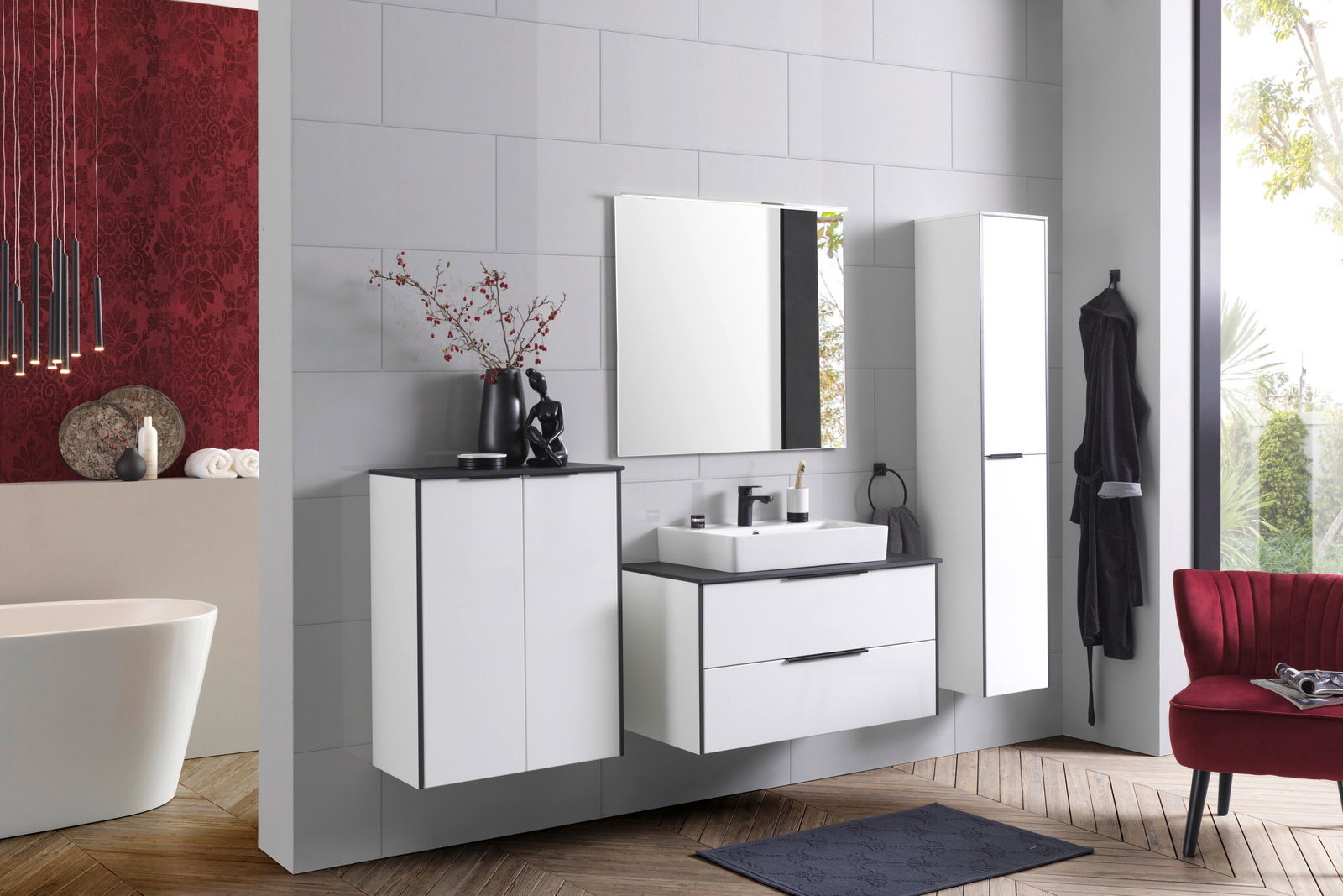 Modernes Badezimmer mit weißem Highboard, frontal betrachtet, neben Waschbecken und Spiegel.