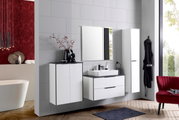 Moderne badkamer met een wit hoogkastje, gezien vanaf de voorkant, naast de wastafel en de spiegel.