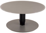 Moderner Couchtisch mit runder, grauer Tischplatte und stabiler, schwarzer Mittelsäule, seitliche Perspektive.