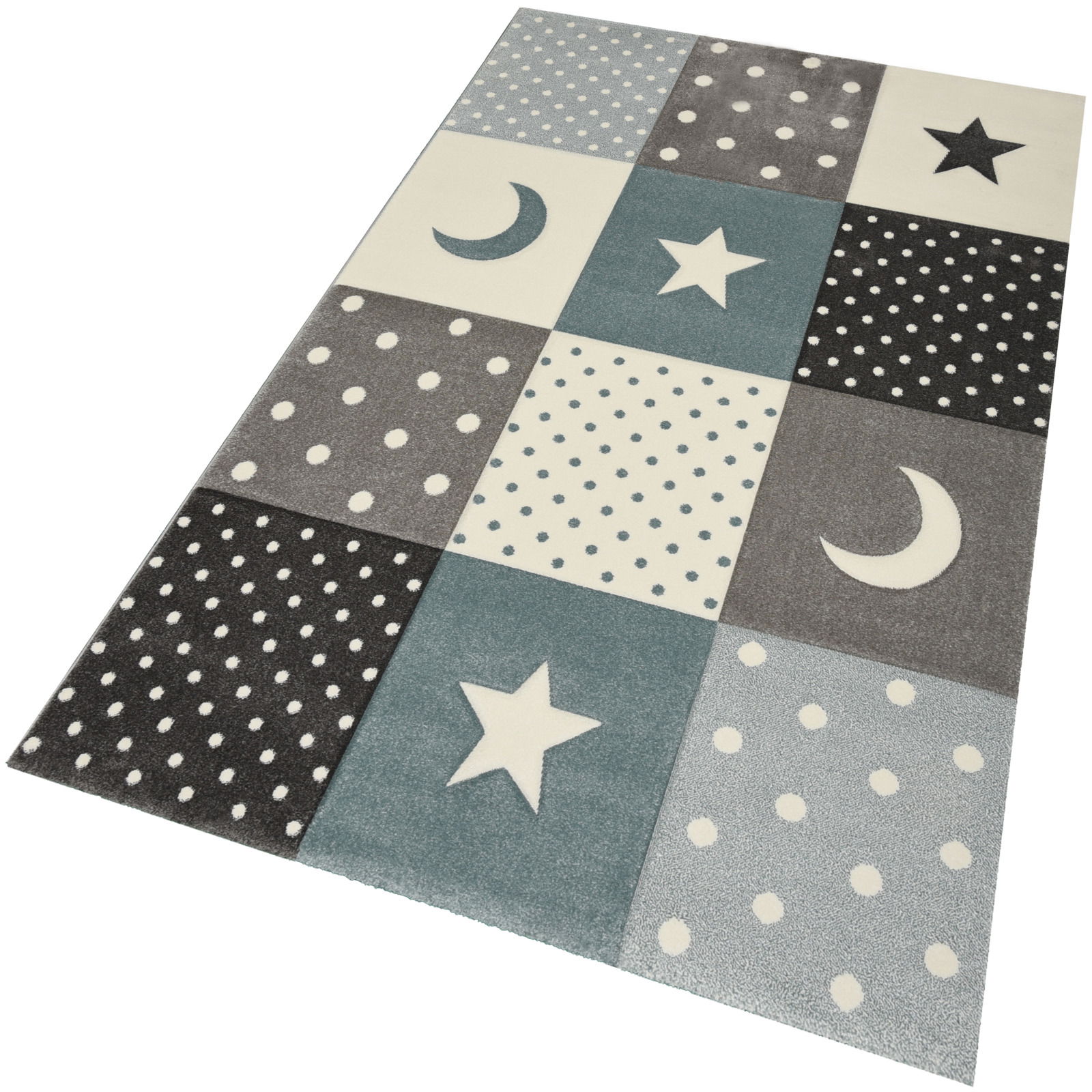 Teppich mit blau-grauen Quadraten, verziert mit Sternen, Monden und Punkten, aus schräger Perspektive fotografiert.