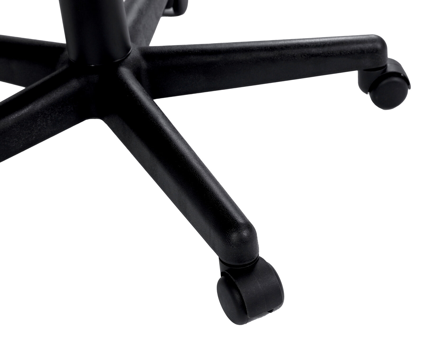 Nahaufnahme der schwarzen Rollenbasis eines Homeoffice-Drehstuhls aus der Seitenperspektive.