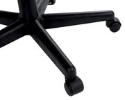 Nahaufnahme der schwarzen Rollenbasis eines Homeoffice-Drehstuhls aus der Seitenperspektive.