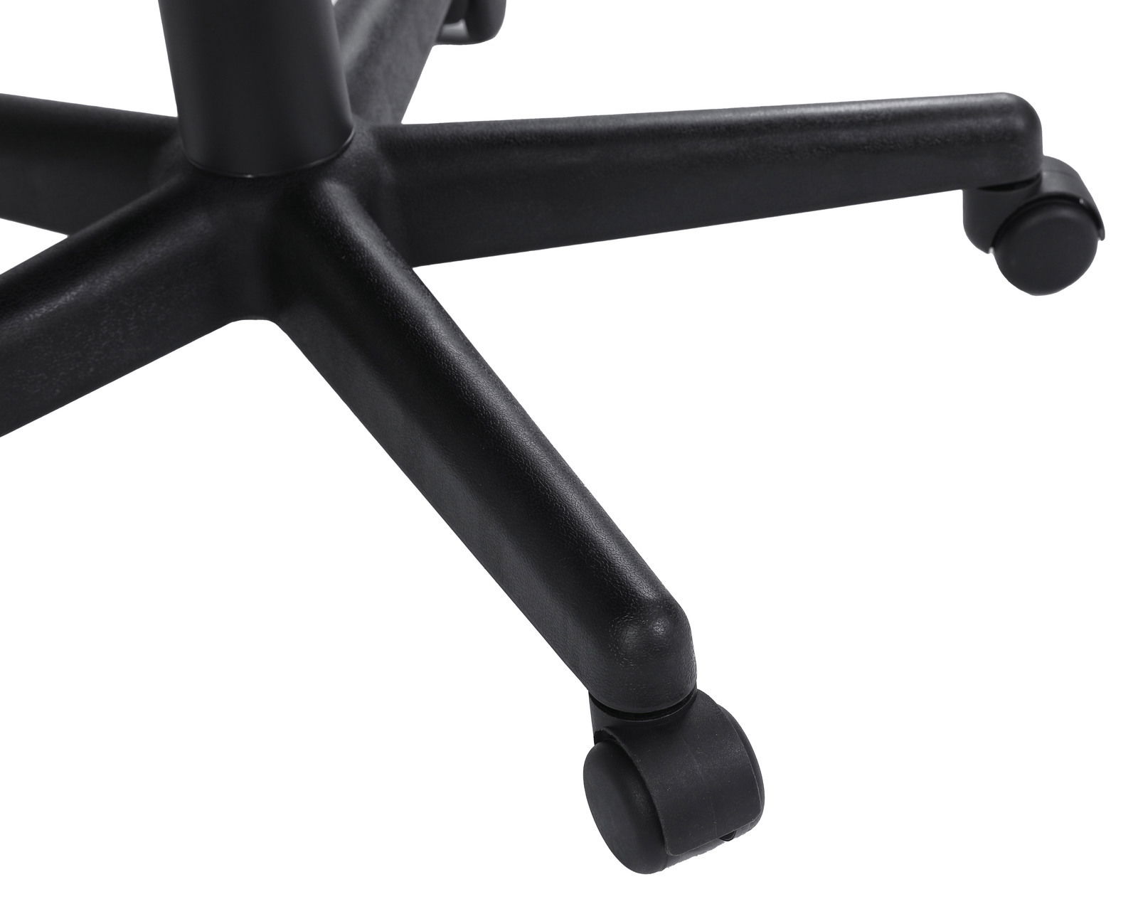 Nahaufnahme der schwarzen Rollenbasis eines Homeoffice-Drehstuhls aus der Seitenperspektive.