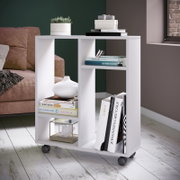 Weißer, moderner Beistellwagen/Regalwagen mit mehreren Fächern und Rollen, dekoriert mit Büchern, Vase und Pflanze im Wohnzimmer – Perspektive: frontale 3/4-Ansicht leicht von rechts.