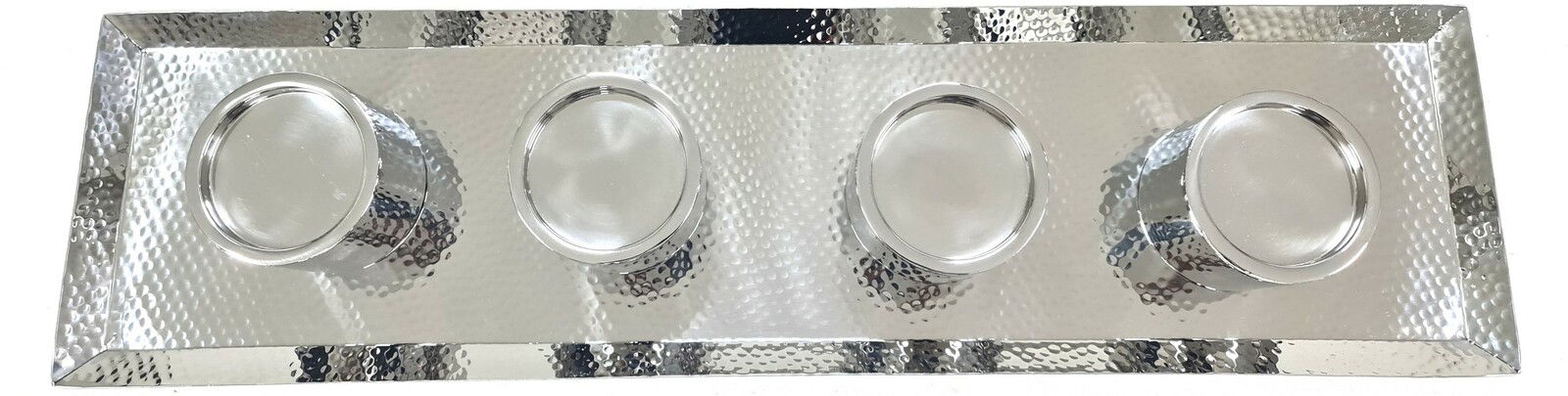 Rechteckiges Edelstahl-Tablett mit gehämmerter Oberfläche und vier runden Vertiefungen, Draufsicht.