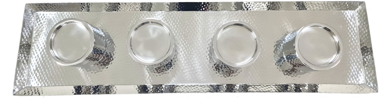 Rechteckiges Edelstahl-Tablett mit gehämmerter Oberfläche und vier runden Vertiefungen, Draufsicht.