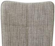 Nahaufnahme der Rückenlehne eines Stuhls mit grauem, strukturiertem Stoffbezug.